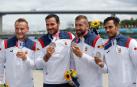 Marcus Walz, Saúl Craviotto, Carlos Arévalo y Rodrigo Germade posan con la medalla de plata lograda en los 500m kayak cuádruple masculino en los JJ OO de Tokio.