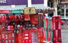 Uno de los lugares de Liverpool donde se venden las bufandas conmemorativas del partido