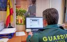 Agente de la Guardia Civil realizando una investigación por redes