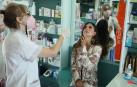 La farmacéutica Carmen Celdrán, de Mendillorri, asesora  a la joven que se hace un test de antígenos
