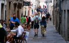 Varias personas en una calle del centro de Santiago de Compostela