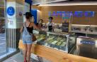 Juán Sola Belloso sirviendo un helado de limón en Larramendi