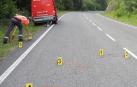 Un agente de la Policía Foral marca la zona del accidente del motorista