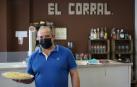 Alfonso Iribarren en El Corral. Además de tortillas ofrecen carrilleras, croquetas y raciones