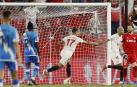 El centrocampista argentino del Sevilla FC Erik Lamela celebra su segundo gol, tercero del equipo ante el Rayo Vallecano, durante el partido de la primera jornada de LaLiga que Sevilla FC y Rayo Vallecano