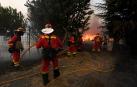 Efectivos de la UME trabajan en el incendio de Navalacruz.