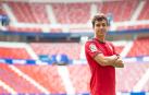 Manu Sánchez posa con la camiseta rojilla este martes en el estadio de El Sadar
