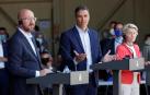 El presidente del Gobierno, Pedro Sánchez (c); la presidenta de la Comisión Europea (CE), Ursula von der Leyen (d), y el presidente del Consejo Europeo, Charles Michel (i)