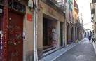 Placa roja identificativa de un apartamento turístico en la calle Jarauta de Pamplona