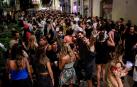 Imagen de una noche en las calles del centro de Barcelona, donde las calles se abarrotan de gente de fiesta.