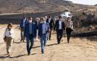 El presidente del Gobierno Pedro Sánchez (c), visita parte de la zona afectada por los incendios en la provincia de Ávila junto a los alcaldes