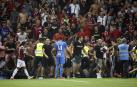 Hinchas del Niza saltan al campo para agredir a los jugadores del Marsella
