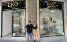 lman Arpi y Mónica Guillén, frente a EKO Movilidad Eléctrica, en la avenida Baja Navarra