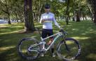 El ciclista navarro Patxi Cia posa en Pamplona con su medalla de oro conseguida en el mundial de BTT en Máster 40.