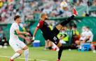 Raúl Guti disputa una posesión con En-Nesyri