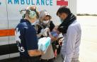 Un niño afgano es atendido al llegar a Rota