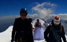 La pareja, natural de Cochabamba, eligió la espectacular cumbre como escenario de su boda