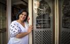 Souad Elgatabi posa en la puerta de su bar llamado Alsafir
