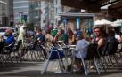Varias personas, en la terraza de un establecimiento en A Coruña