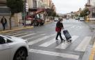 Una mujer cruza un paseo de peatones