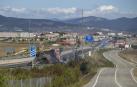 Vista de la autovía a su paso por Astráin. El parque solar se plantea a ambos lado , en el límite con los terrenos de Guenduláin.