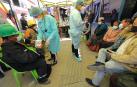 Una funcionaria de Salud de Bolivia hace una encuesta a una persona antes de la vacuna contra la Covid-19
