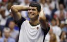El tenista español Carlos Alcaraz sonríe tras vencer al griego Stefanos Tsitsipas