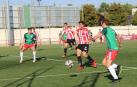 Iván Martínez, protagonista con un triplete, pide el balón a su compañero Losantos