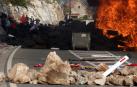 Barricada de los manifestantes montenegrinos contra la investidura del nuevo arzobispo metropolitano de la Iglesia ortodoxa serbia en Montenegro en el monasterio de Cetinje
