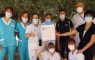 Trabajadores del centro, con el certificado conseguido por la residencia San José de Corella.