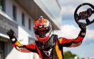 Mikel Azcona celebra su doble triunfo en Nürburgring