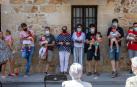 Los nacidos en el último año, residentes o vinculados a Ziordia, con sus allegados ayer tras recibir el pañuelo.