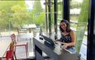 Ione Ayerdi, sentada al piano que ha colocado en el restaurante Molino de Caparroso.
