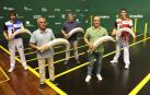 Koteto Ezkurra, segundo por la derecha, el día de la elección de material en Galarreta