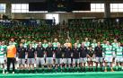 El primer equipo de Anaitasuna, rodeado por la base
