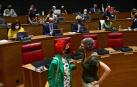 Las consejeras Santos Induráin (Salud) y Rebeca Esnaola (Cultura) hablan junto a los escaños de Navarra Suma en el hemiciclo