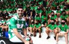 Nicolás Bonanno posa durante la presentación oficial del Helvetia Anaitasuna en la que el primer equipo estuvo arropado por la cantera.