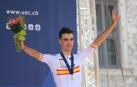 Juan Ayuso, en el podio con la medalla de bronce