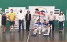 Campeones y subcampeones posan con sus trofeos y junto a las autoridades tras la conclusión del partido