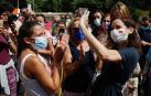 La presidenta de la Comunidad de Madrid, Isabel Díaz Ayuso, durante su visita este sábado a la Feria del Libro de Madrid
