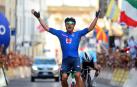 El italiano Sonny Colbrelli entra en meta delante de Remco Evenepoel