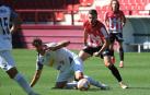 El centrocampista del Tudelano Alain Ribeiro protesta desde el suelo ante Álvaro Arnedo