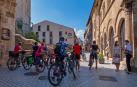 Peregrinos y transeúntes en una calle de Estella