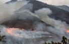 Un helicópetero trabaja en las labores de extinción del incendio de Sierra Bermeja
