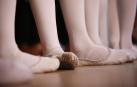 Imagen de un grupo de niños practicando ballet.