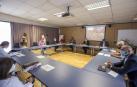 Los once integrantes de la mesa de reflexión sobre el botellón, en la reunión celebrada ayer en la sede de la Policía Municipal de Pamplona