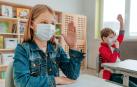 Niños en clase con mascarillas