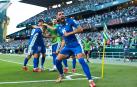 Borja Iglesias alienta a la grada tras uno de los goles béticos celebrado por sus compañeros