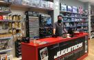 Juguetecas, en la calle San Fermín, con su surtido de juegos de mesa, vehículos de radiocontrol y maquetas