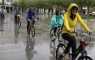 Participantes en la marcha circulan bajo la lluvia por la plaza del Castillo